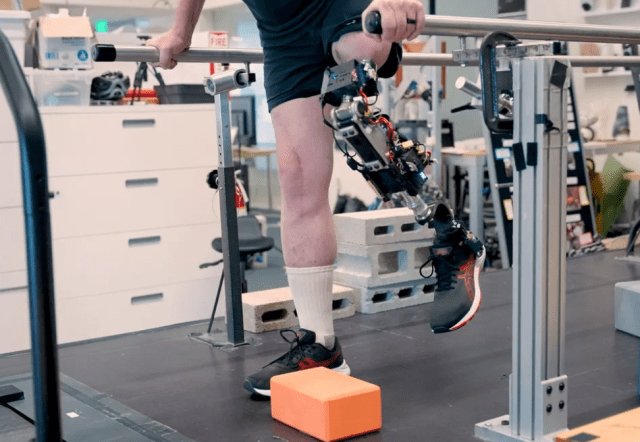 новый коленный протез